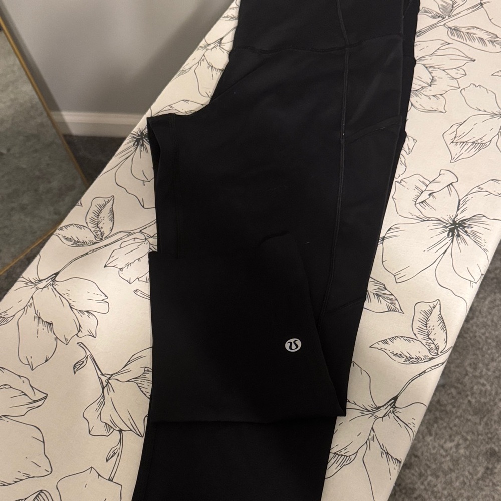 LULULEMON black capris